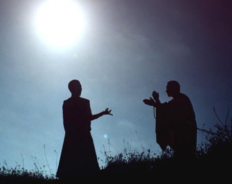 Twee monniken in een meditatief gesprek onder helder licht